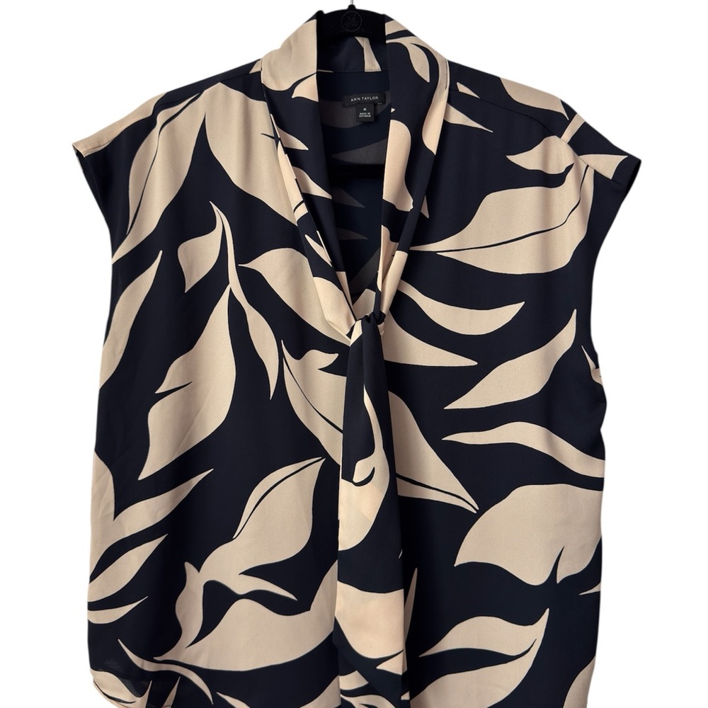 Ann Taylor Leaf Blouse M Navy Cream Tie Neck V-Neck Cap Sleeve